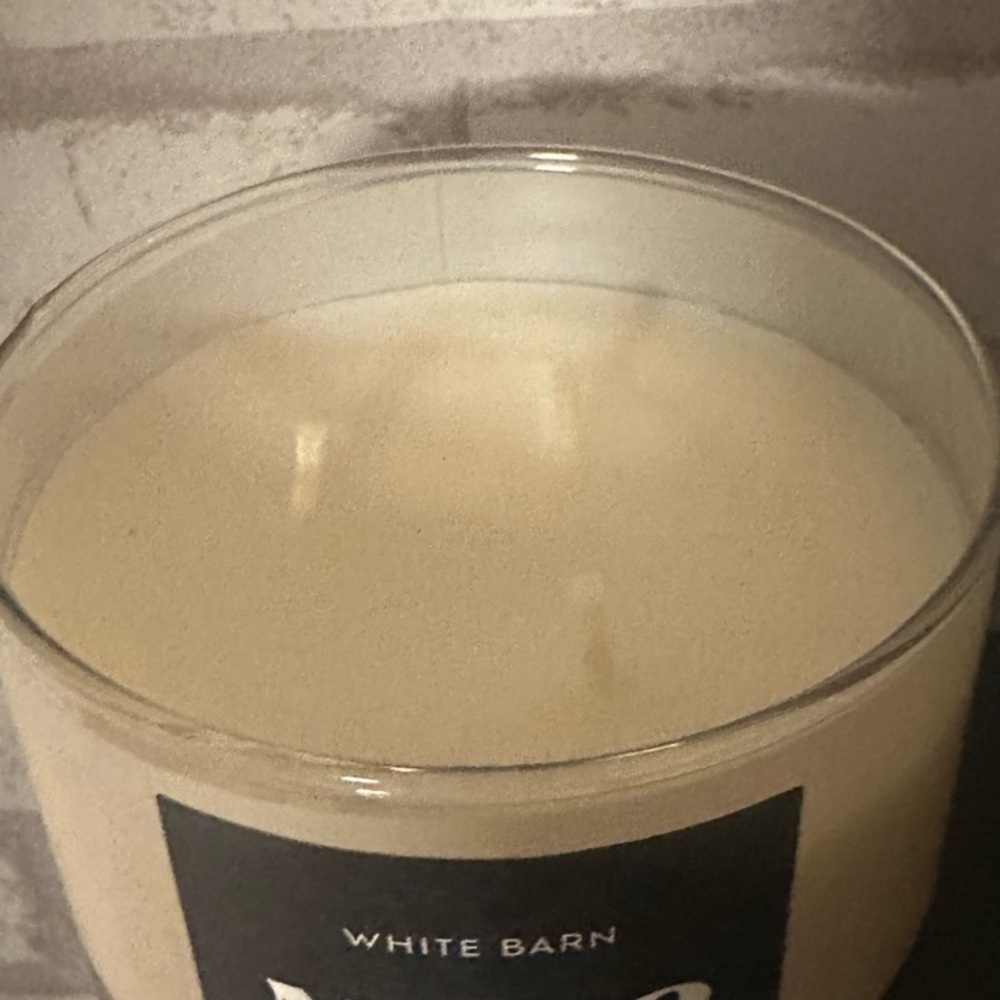 White Barn No.42 Scented 3-wick Candle - sweet cream, vintage leather, cinnamon - Picture 2 of 4